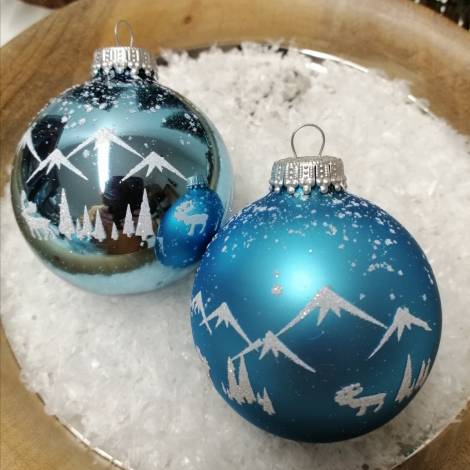 Alpinblå juletræskugler med sne landskab Ø 7 cm