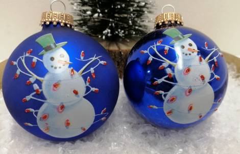Blå juletræskugle med snemand og lyskæde