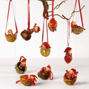 Babynisser i og på nødder