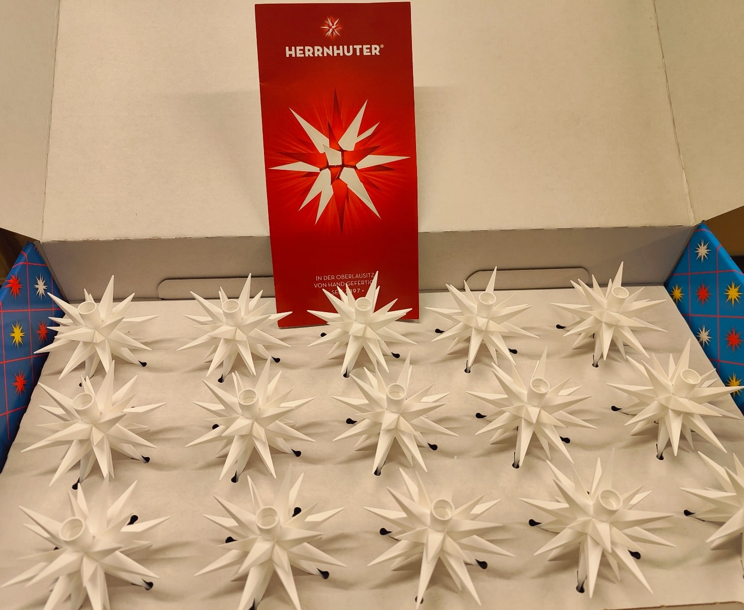 stjernek_de_med_15_stk_8_cm_hvide_stjerner_b.jpg Herrnhuter Stjernekæde med 15 stk 8 cm hvide stjerner a