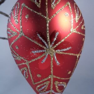 Røde silkematte dråbe juletræskugler med deko