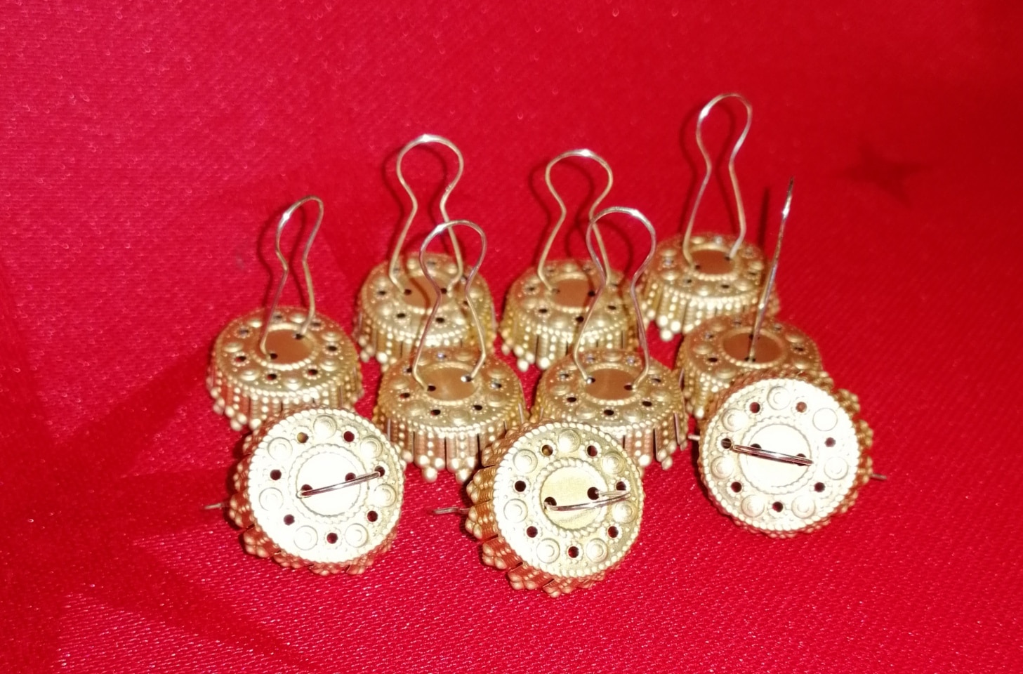 guld-caps-til-8-cm-juletr_s-kugler.jpg None