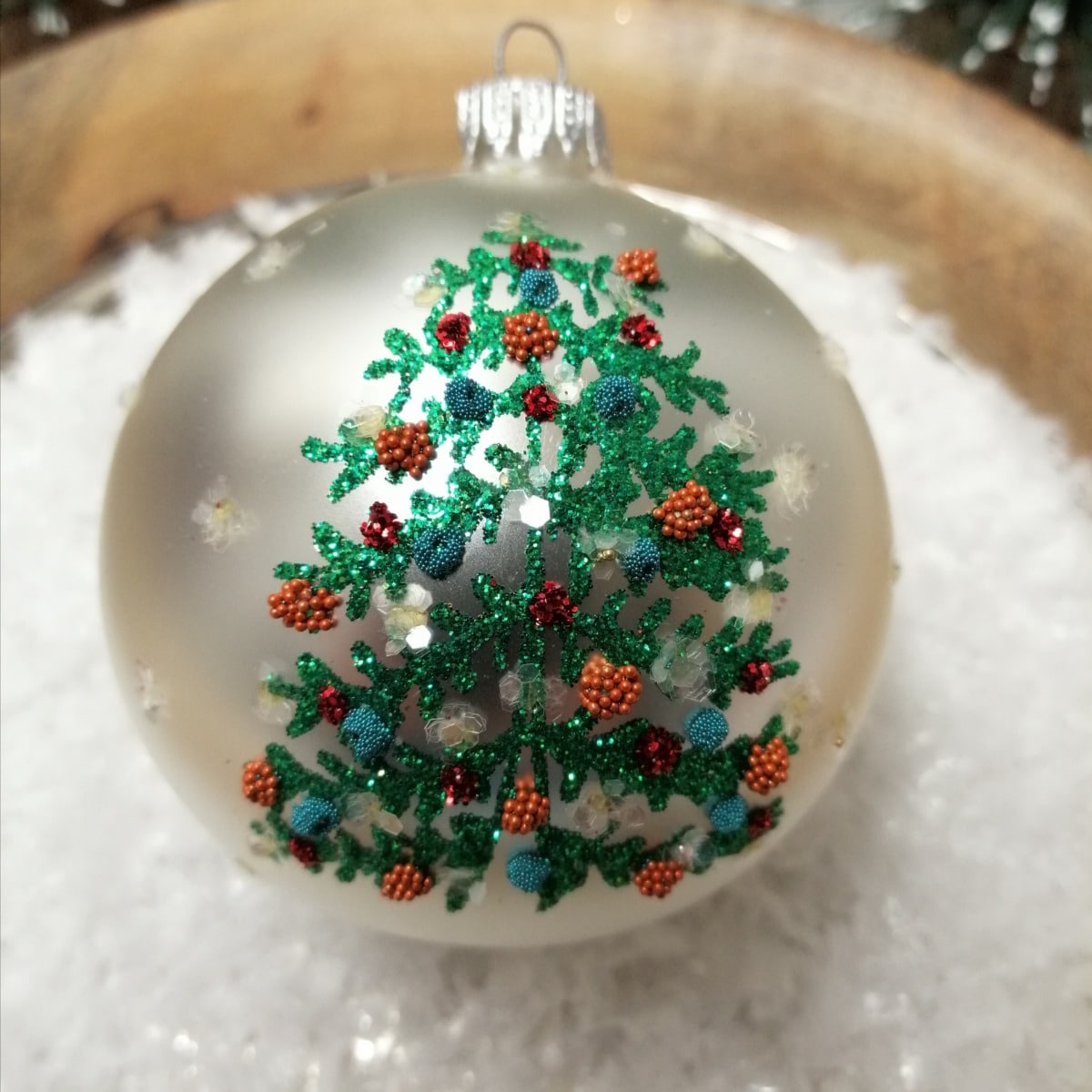 Perlemors hvid juletræskugle med juletræ Ø 8 cm