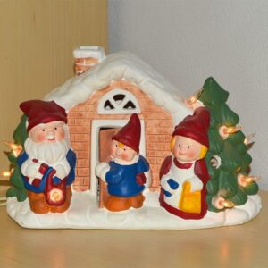 Gammel lys hus med nisser