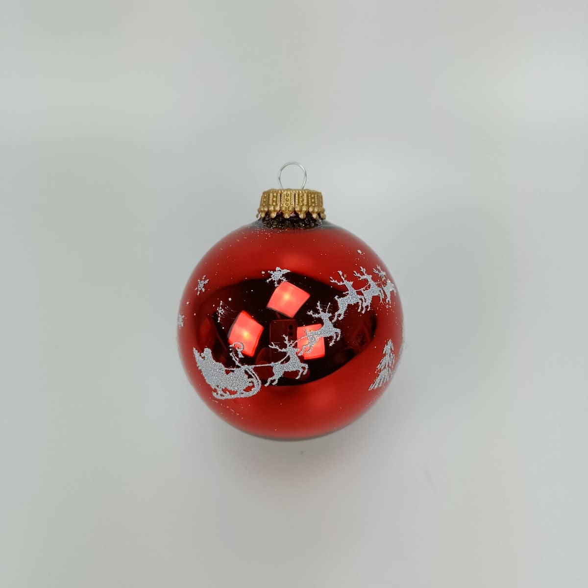 Røde juletræskugler med julemanden i kanen a