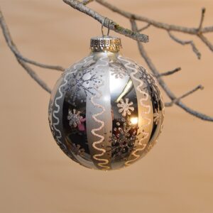 Julekugler i antiksølv og perlemors hvid