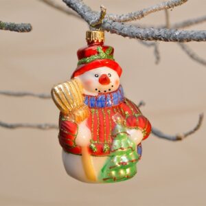 Smuk munter snemand med kost