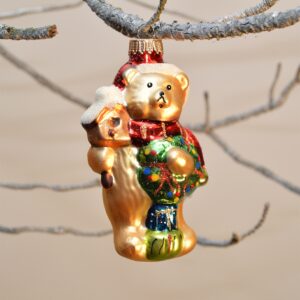 Smuk guld bamse med julekrans i favnen