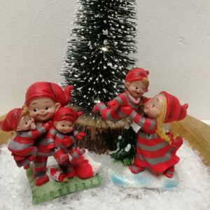 Nissetumlingerne er barnepiger for babynisserne