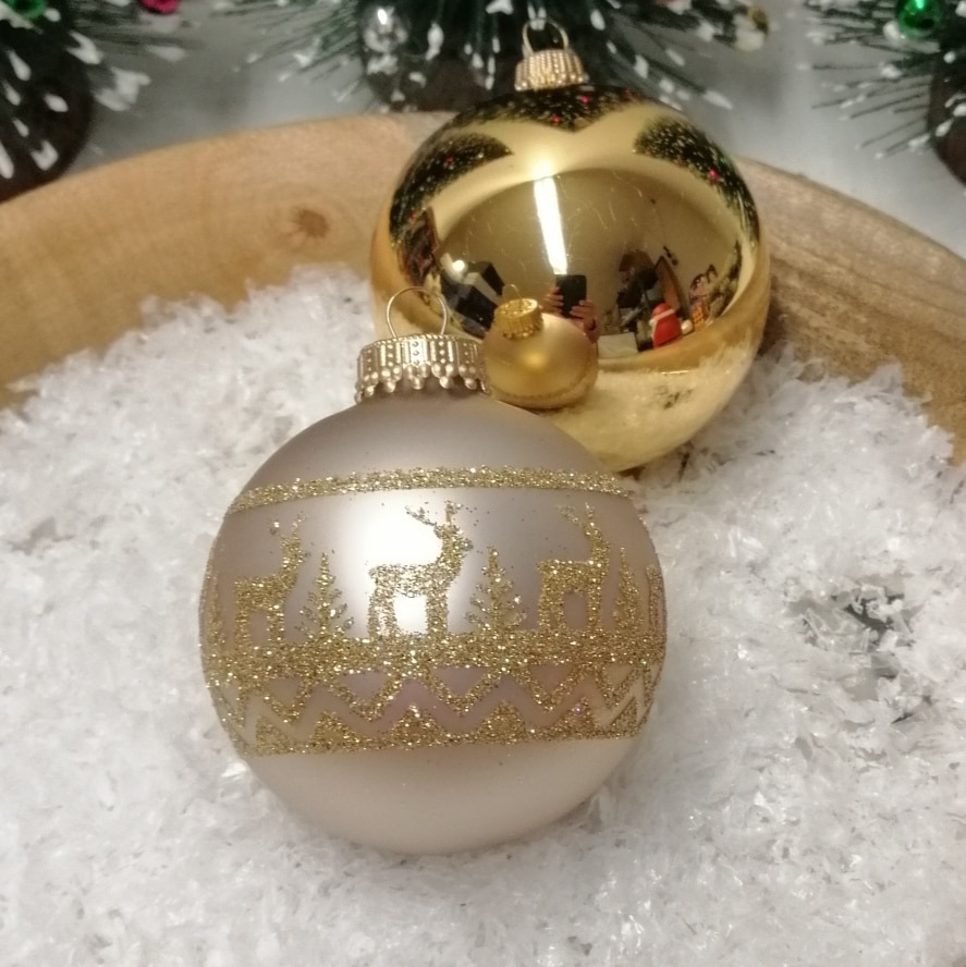 Elfenbens farvet juletræskugle med guld rensdyr Ø 7 cm a