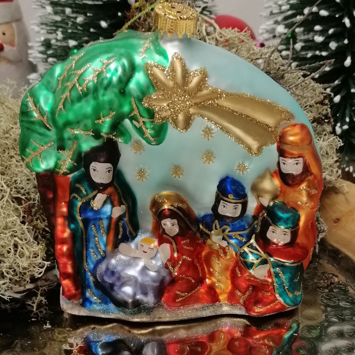 Julekrybbe juletræskugle i mundblæst glas 10 cm a