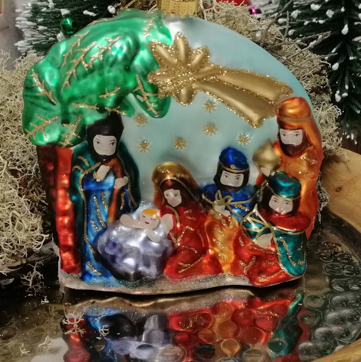 Julekrybbe juletræskugle i mundblæst glas 10 cm b