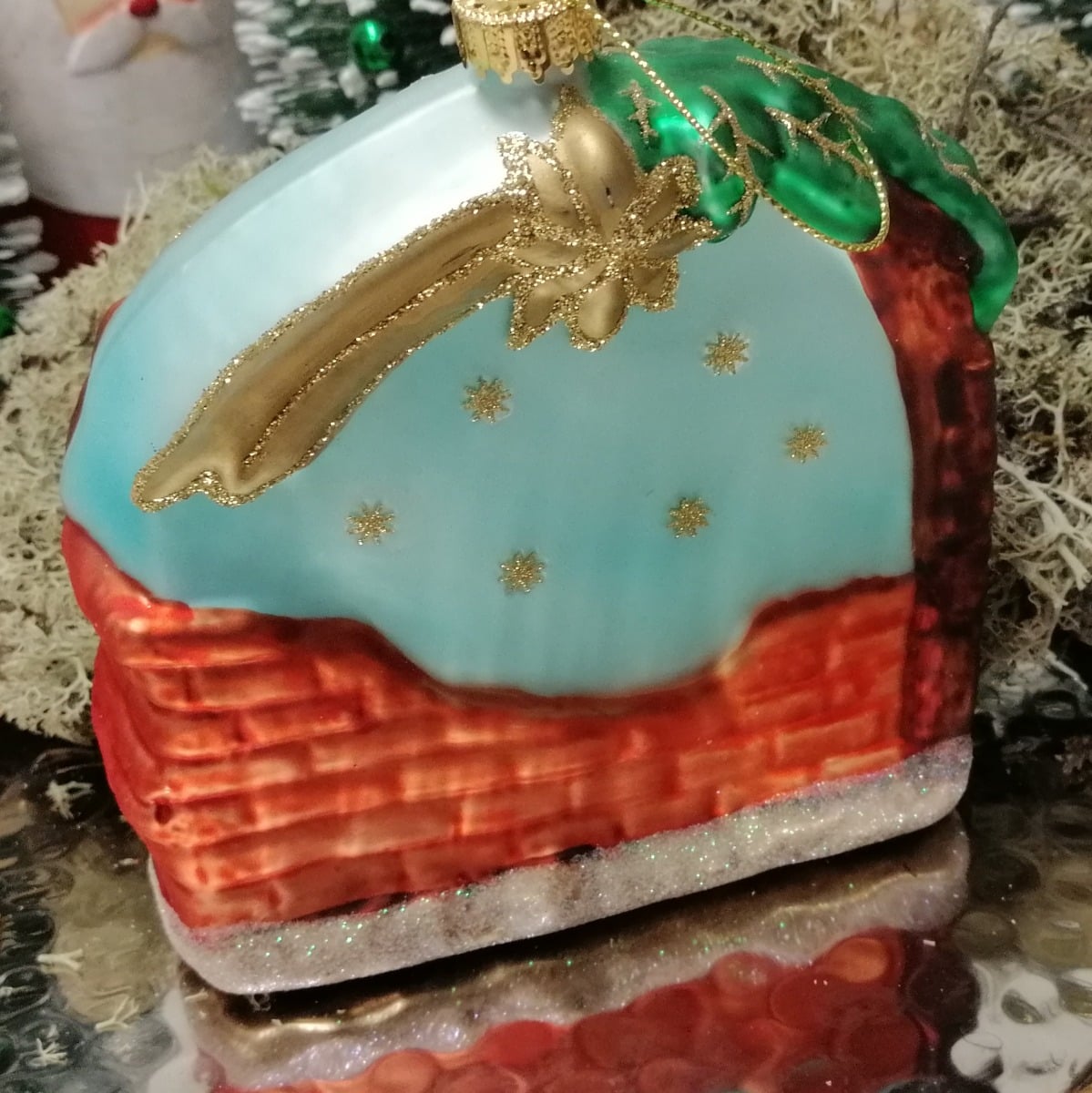 Julekrybbe juletræskugle i mundblæst glas 10 cm