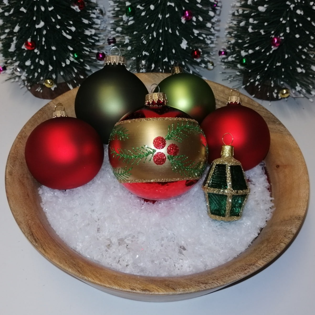 Rød juletræskugle med gran og bær Ø 8 cm a