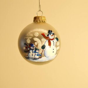 Hvid juletræskugle med snemand og børn på en slæde