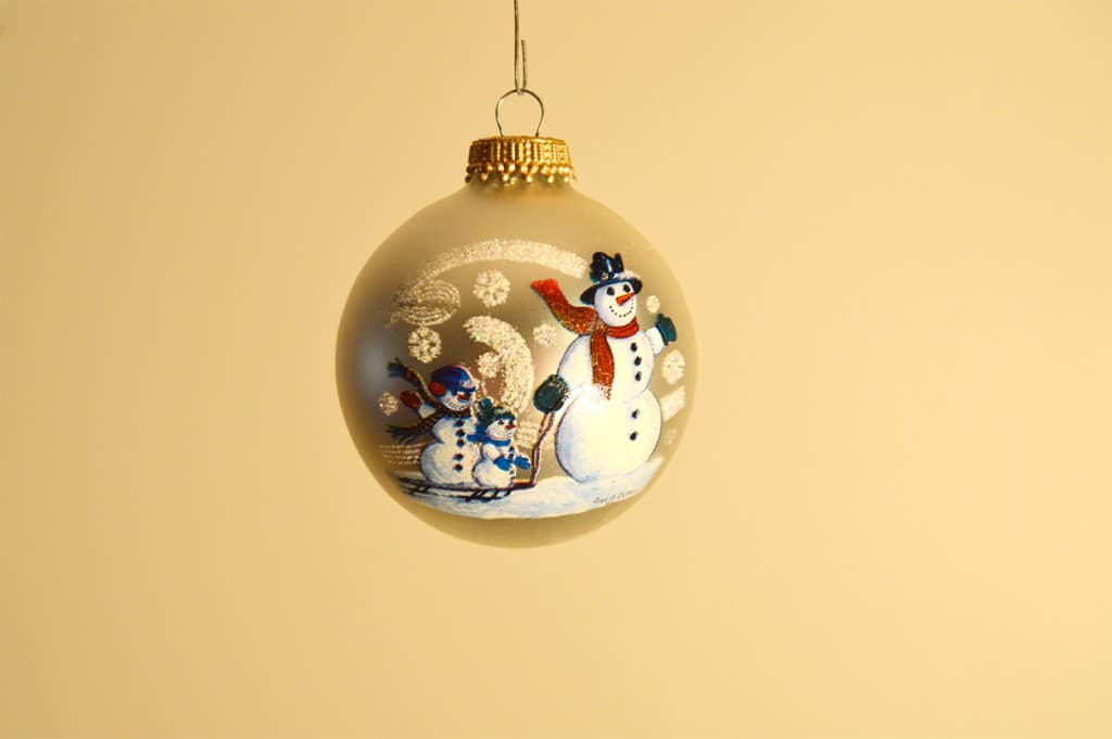 hvid-juletrskugle-med-snemand-og-brn-p-en-slde_3d68gkehntaldco2.jpg Hvid juletræskugle med snemand og børn på en slæde