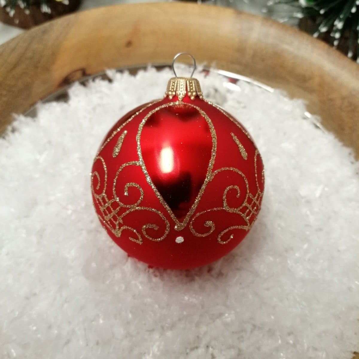 r_de_silkematte_juletr_skugler_med_guld_rokoko_a.jpg Røde silkematte juletræskugler med guld rokoko a