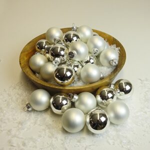 Hvide silkematte og sølv juletræskugler mix Ø 4 cm