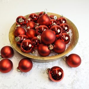 Røde silkematte og blanke juletræskugler mix Ø 4 cm