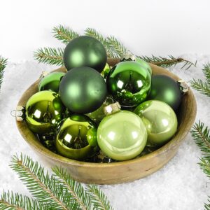 Silkematte og blanke grønne glas juletræskugler