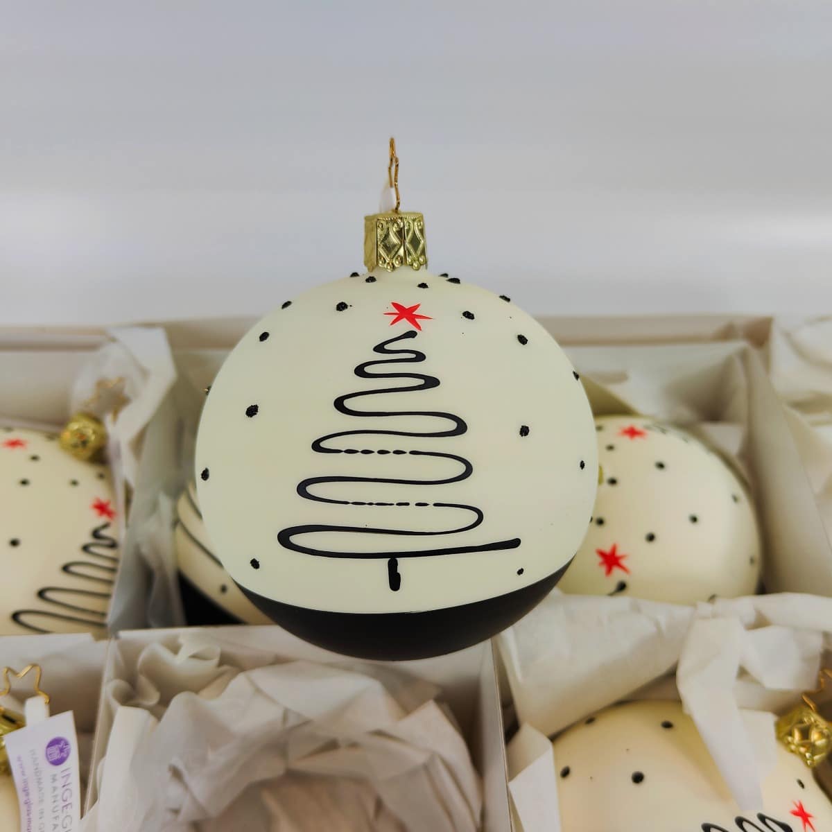 juletr_skugle_med_juletr_8_cm_b.jpg Juletræskugle med juletræ Ø 8 cm b