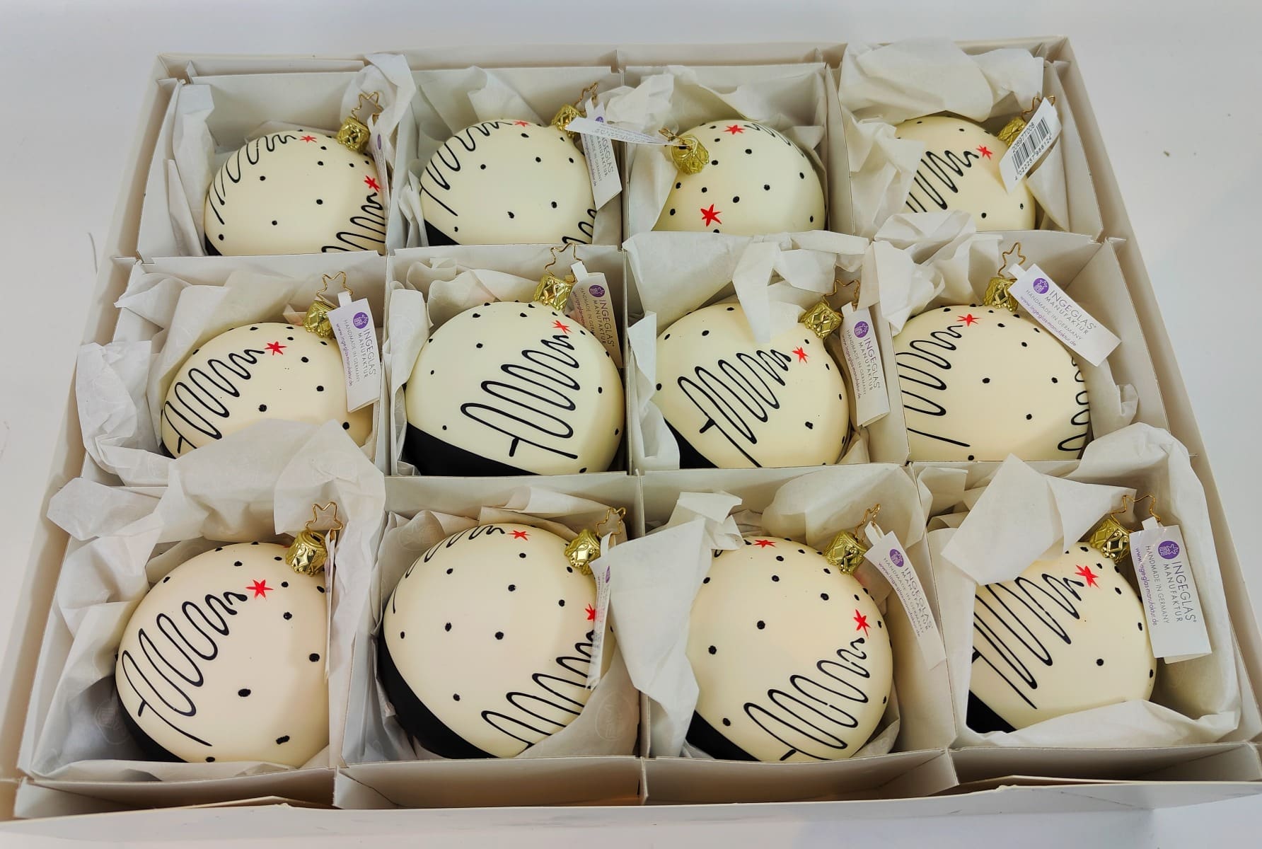 juletr_skugle_med_juletr_8_cm_c.jpg Juletræskugle med juletræ Ø 8 cm c