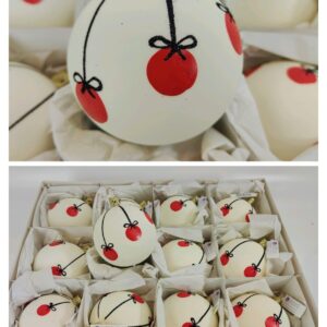 Hvid silkemat juletræskugler med røde kugler c