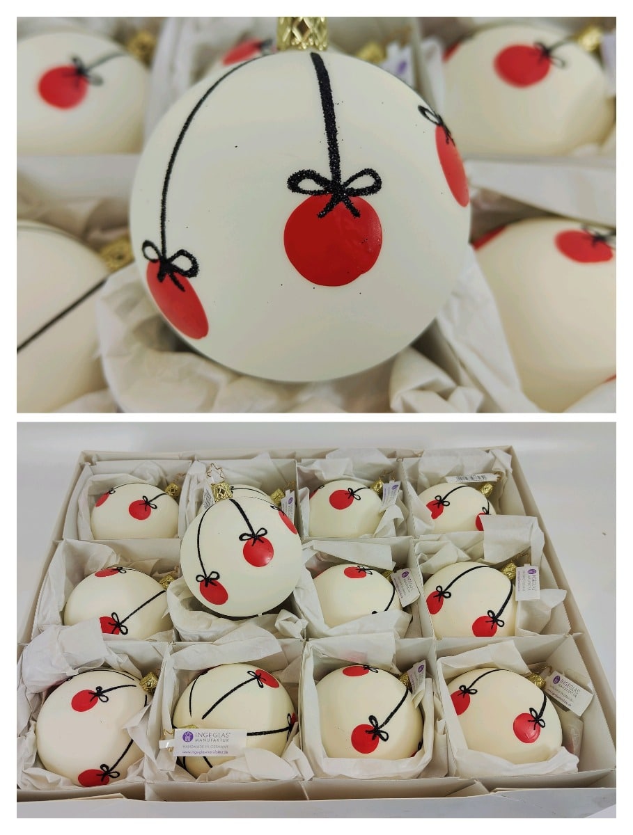 Hvid silkemat juletræskugler med røde kugler c