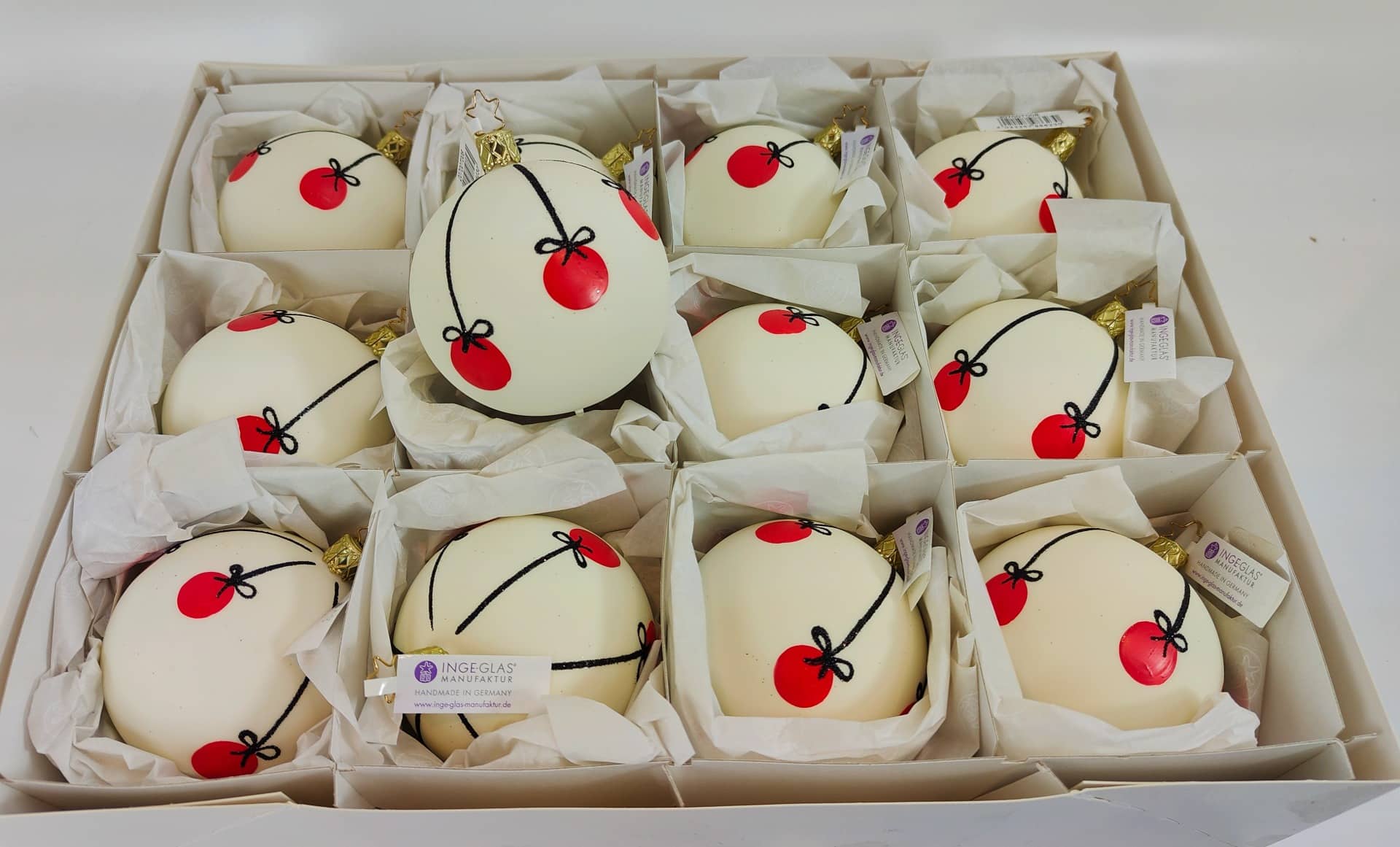 Hvid silkemat juletræskugler med røde kugler b