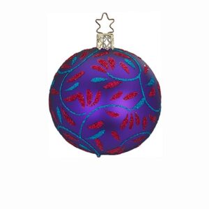 Silkemat lilla juletræskugle med bladgrene