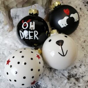 Juletræskugler hvid og sort med isbjørn, gevir, stjerner Ø 6 cm f