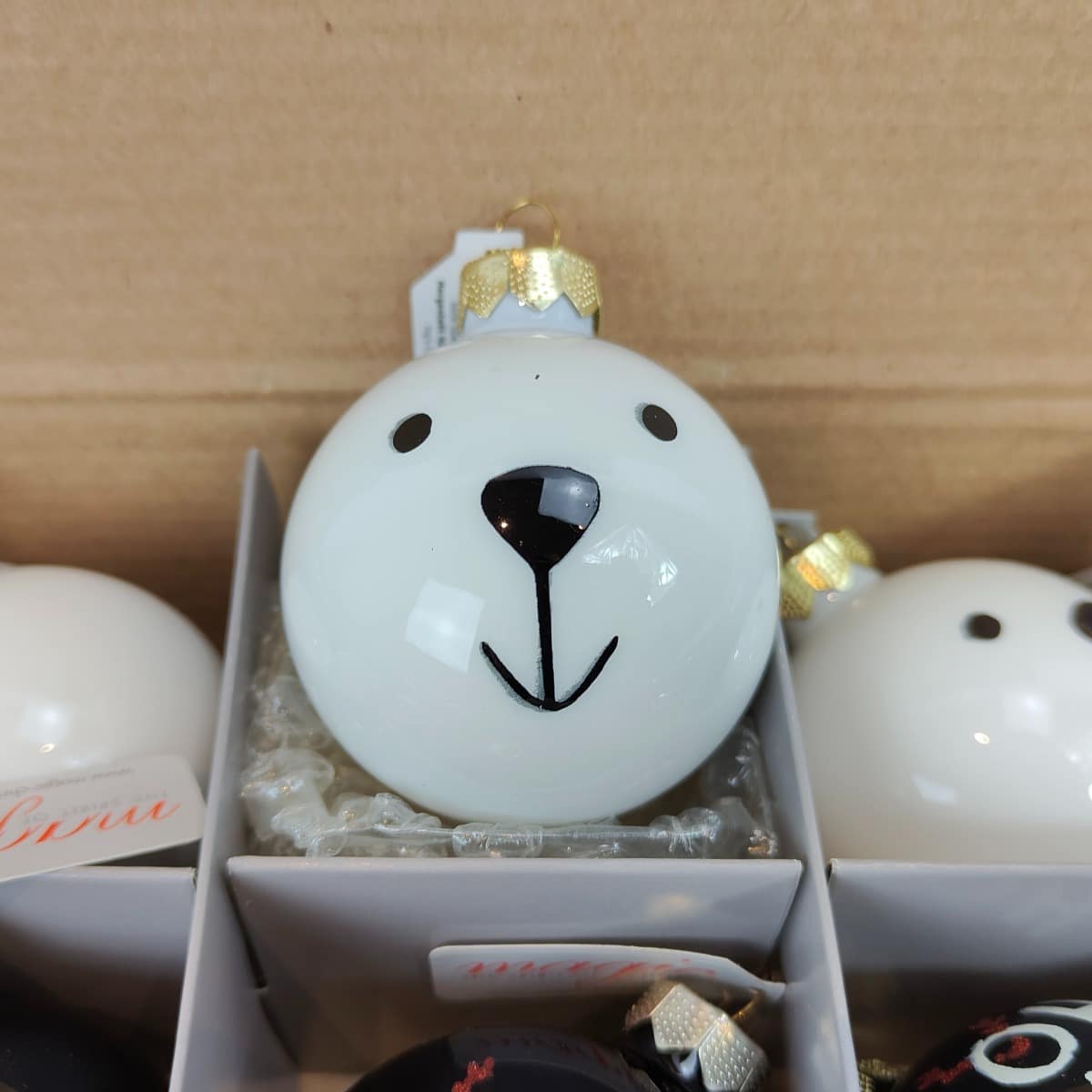 juletr_skugler_hvid_og_sort_med_isbj_rn_gevir_stjerner_6_cm_a.jpg Juletræskugler hvid og sort med isbjørn, gevir, stjerner Ø 6 cm a