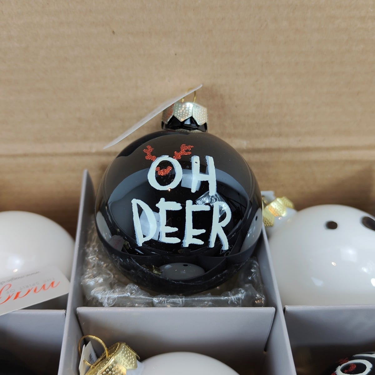 juletr_skugler_hvid_og_sort_med_isbj_rn_gevir_stjerner_6_cm_b.jpg Juletræskugler hvid og sort med isbjørn, gevir, stjerner Ø 6 cm b