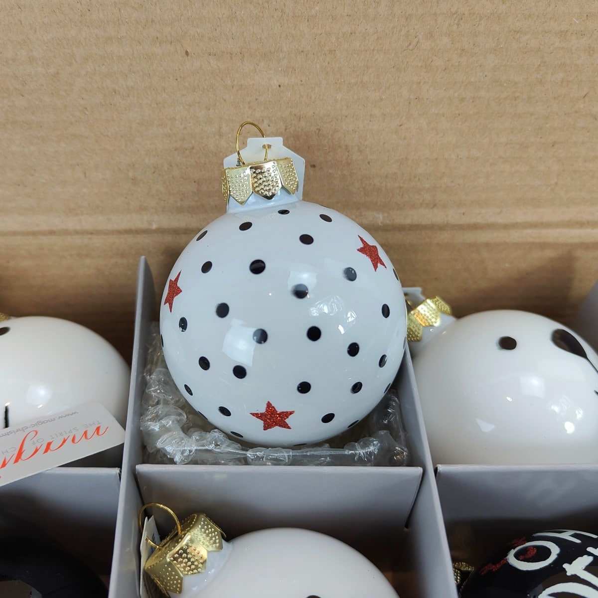 juletr_skugler_hvid_og_sort_med_isbj_rn_gevir_stjerner_6_cm_c.jpg Juletræskugler hvid og sort med isbjørn, gevir, stjerner Ø 6 cm c