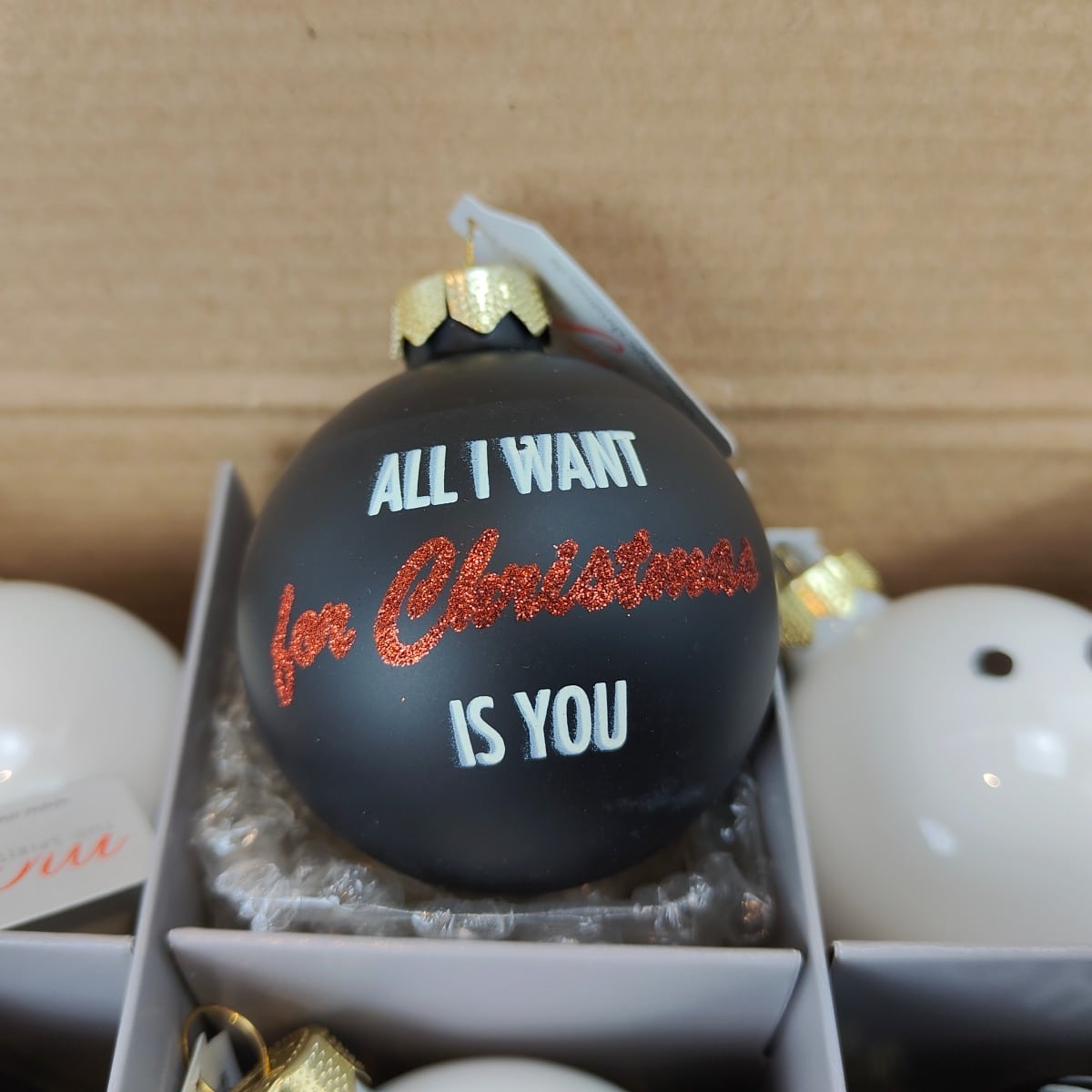 juletr_skugler_hvid_og_sort_med_isbj_rn_gevir_stjerner_6_cm_d1.jpg Juletræskugler hvid og sort med isbjørn, gevir, stjerner Ø 6 cm d1