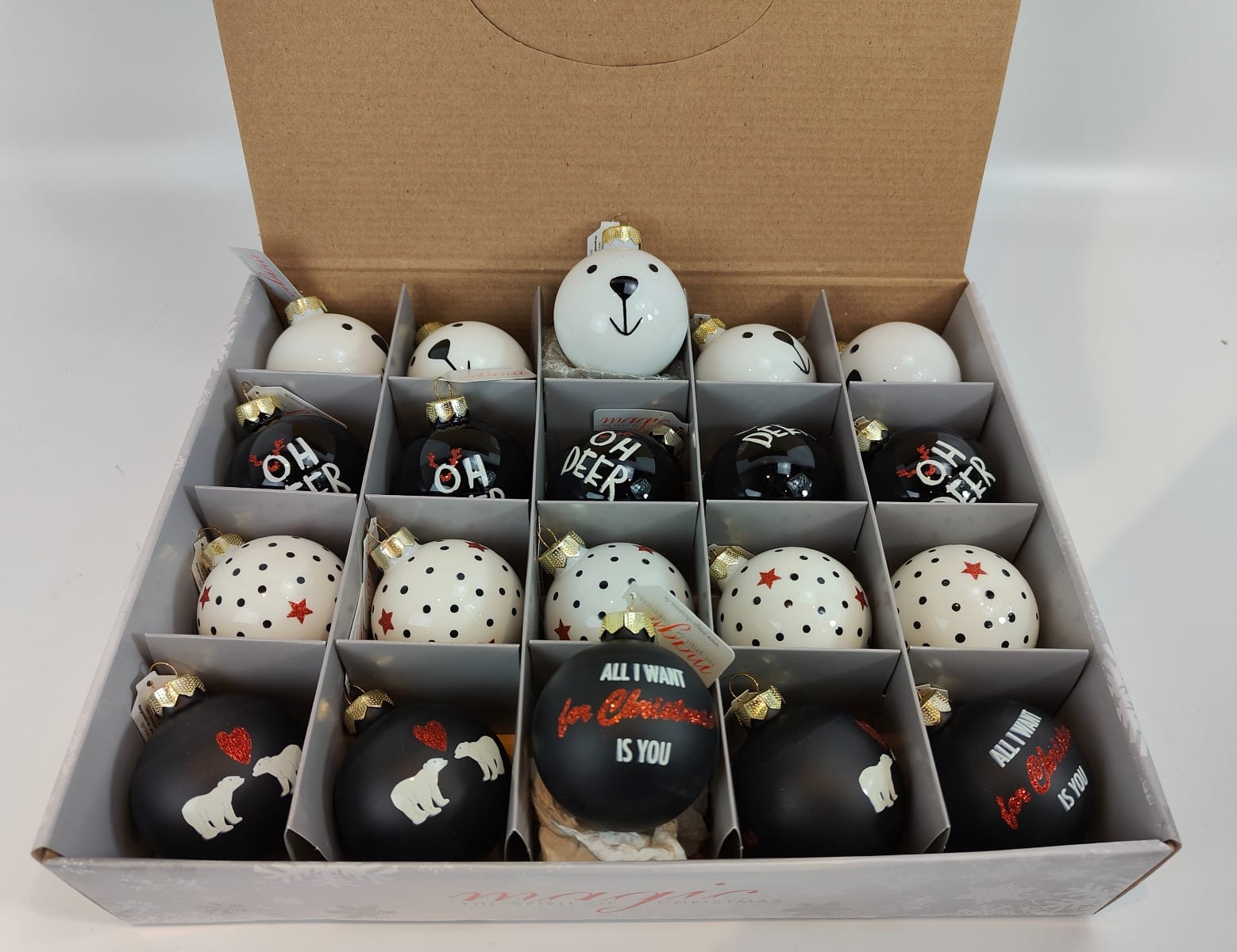 juletr_skugler_hvid_og_sort_med_isbj_rn_gevir_stjerner_6_cm_e.jpg Juletræskugler hvid og sort med isbjørn, gevir, stjerner Ø 6 cm e