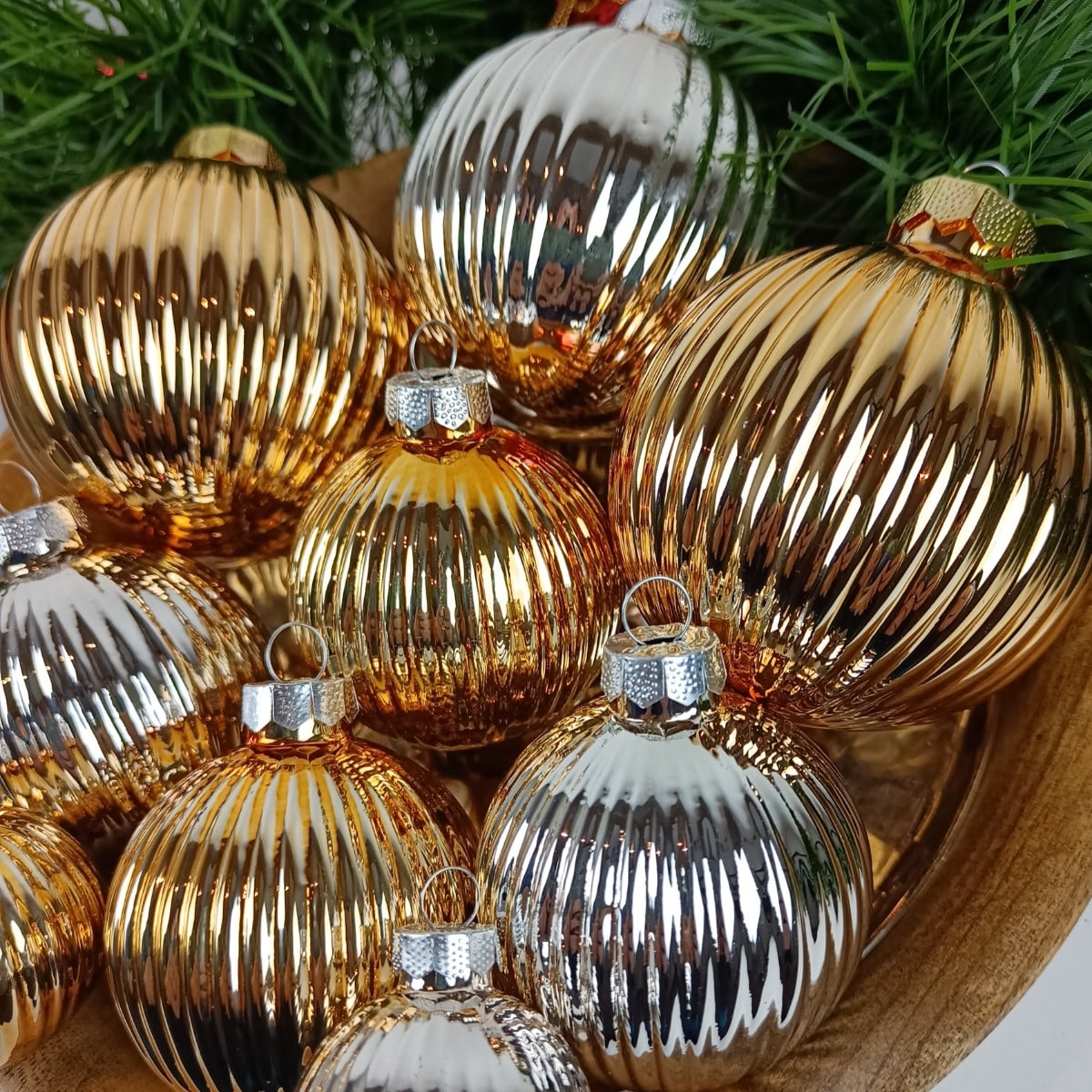 guld_juletr_skugler_struktur_sortiment_13_stk_b.jpg Guld juletræskugler struktur sortiment 13 stk b