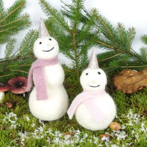 Snemand med mørk rosa tørklæde