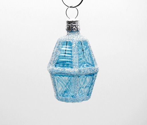 lysebl-buttet-lanterne-juletrskugle-med-glas-vinduer_13iskxo4dei1qsva.jpg Lyseblå buttet lanterne juletræskugle med glas vinduer