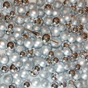 Komplet sæt sølv juletræskugler med spir