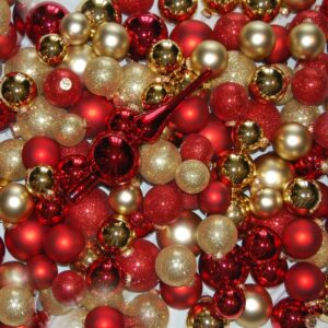 Komplet sæt røde og guld juletræskugler med spir