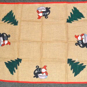 Smukt firkantet juletræstæppe med nisser og juletræ