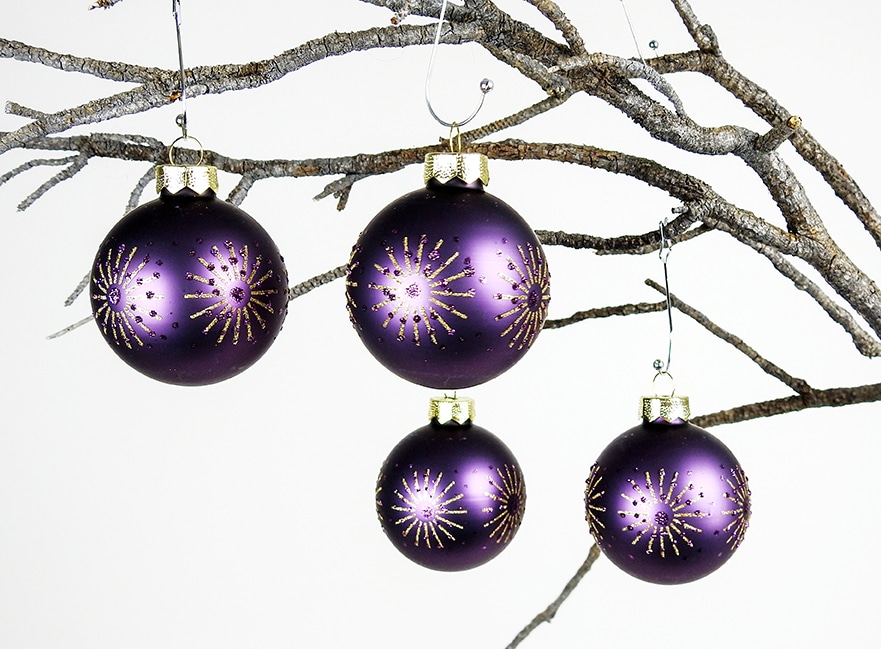 lilla-silkematte-juletrskugler-med-guld-deko--6-cm_jy1a4dkdteicltlo.jpg Lilla silkematte juletræskugler med guld deko Ø 6 cm
